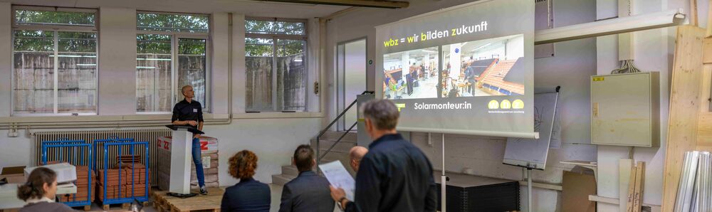 Fabian Schaller (Leiter Höhere Berufsbildung des wbz) gibt Infos zu den möglichen Ausbildungen am «Solar Zentrum Aargau» in Lenzburg (Foto: Michael Küng)